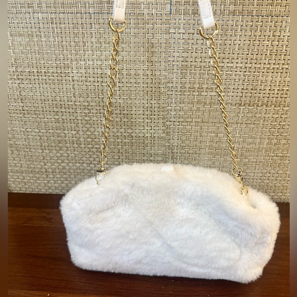 🌟HP🌟Isach Mizrahi New York Winter White Faux Fur & Gold Chain Convertible Bag - Picture 4 of 15